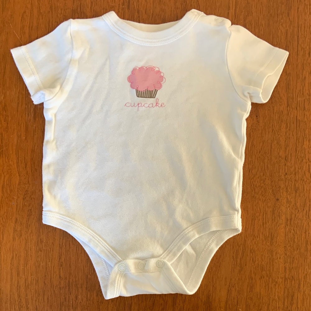 😊FREE😊 Joe Fresh White Onesie with Pink Cupcake size 6-12m